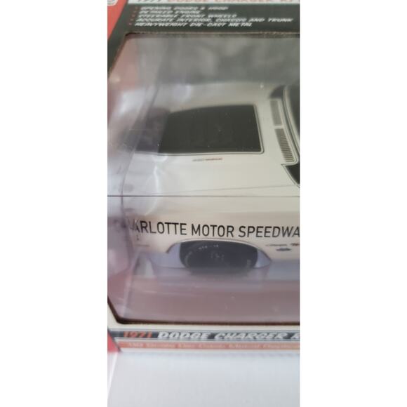 Auto World 1:18 Scale 1971 Dodge Charger R/T 440 Magnum Pace Car NIB - Picture 7 of 9